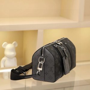 Alternative view of This Keepall XS bag is perfect for women to carry, featuring a unisex design. The black Monogram pattern looks incredibly stylish. Most importantly, the shoulder strap is adjustable. It features Monogram coated canvas with leather trim, a fabric lining, a zipper closure, and a removable, adjustable shoulder strap!! Dimensions: 27 x 17 x 13 cm.